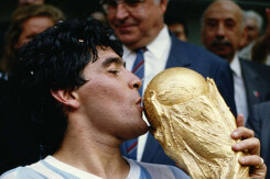 Khối tài sản khiêm tốn của huyền thoại bóng đá Maradona