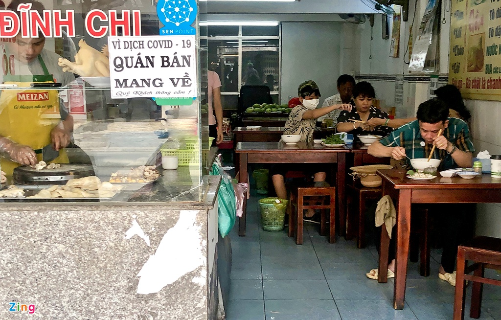 Nhiều quán ở TP HCM nhận khách dù vẫn cách ly xã hội - Ảnh 2.