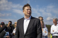 Tỷ phú Elon Musk lên Twitter hỏi cách làm từ thiện