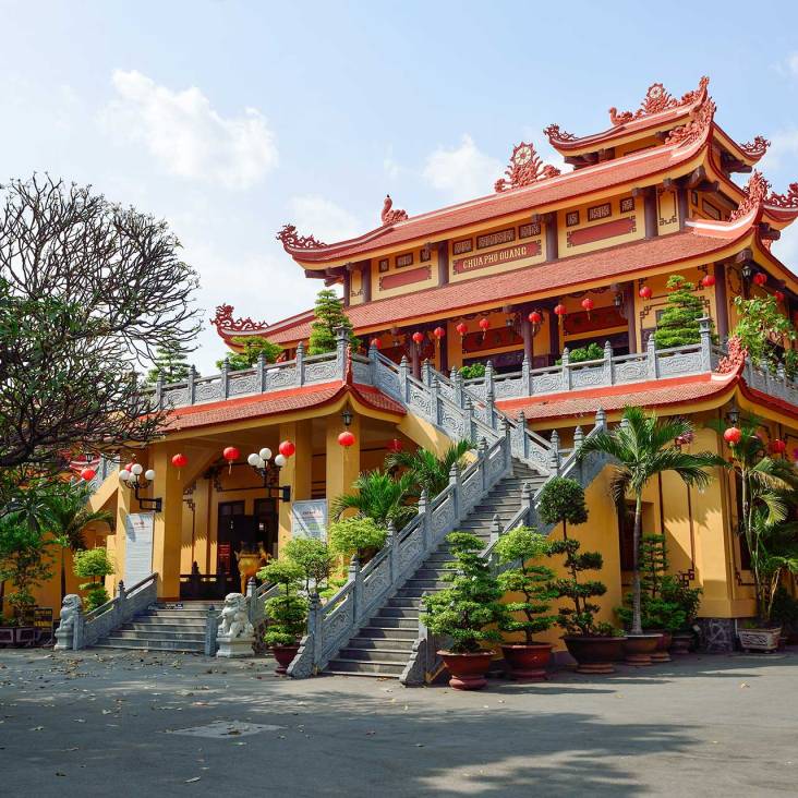 Đi chùa ngày đầu năm, cầu bình an tại những địa điểm tâm linh nổi tiếng ở Hà Nội và TP HCM  - Ảnh 9.
