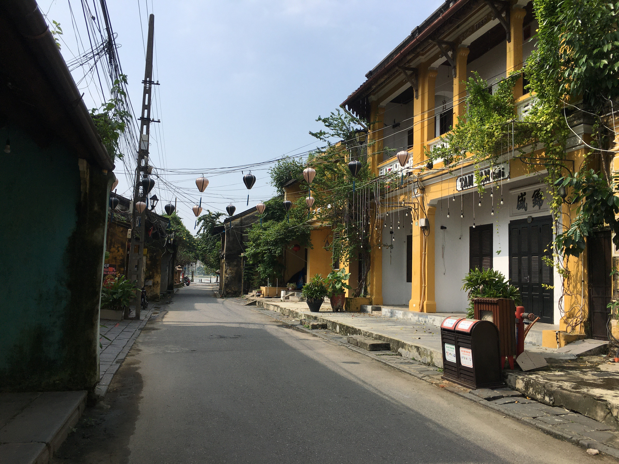 Hàng trăm mặt bằng ở phố cổ Hội An vẫn đóng cửa, bàn ghế bụi phủ dày dù khách du lịch đã đến trở lại - Ảnh 12.