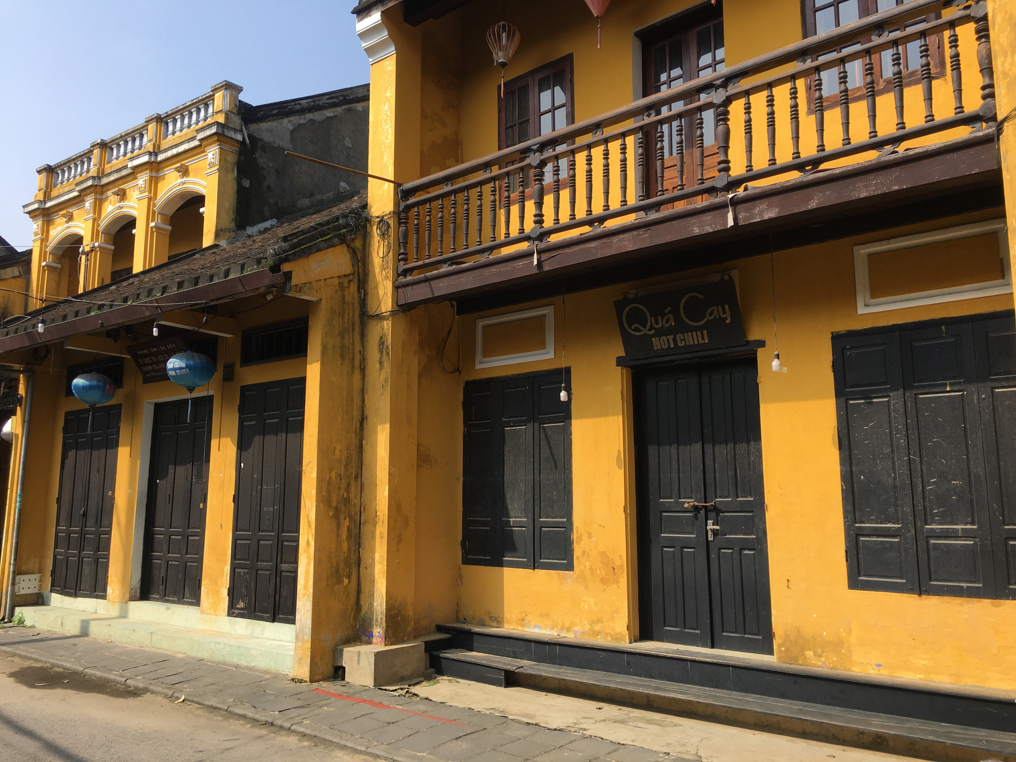 Hàng trăm mặt bằng ở phố cổ Hội An vẫn đóng cửa, bàn ghế bụi phủ dày dù khách du lịch đã đến trở lại - Ảnh 11.