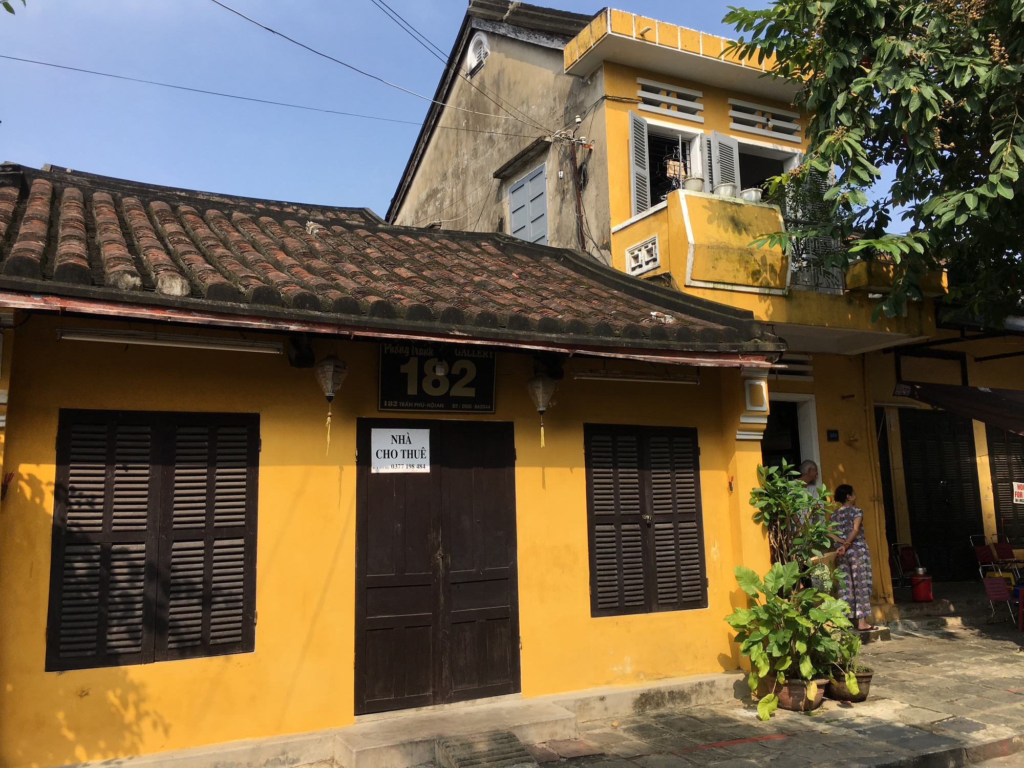 Hàng trăm mặt bằng ở phố cổ Hội An vẫn đóng cửa, bàn ghế bụi phủ dày dù khách du lịch đã đến trở lại - Ảnh 5.