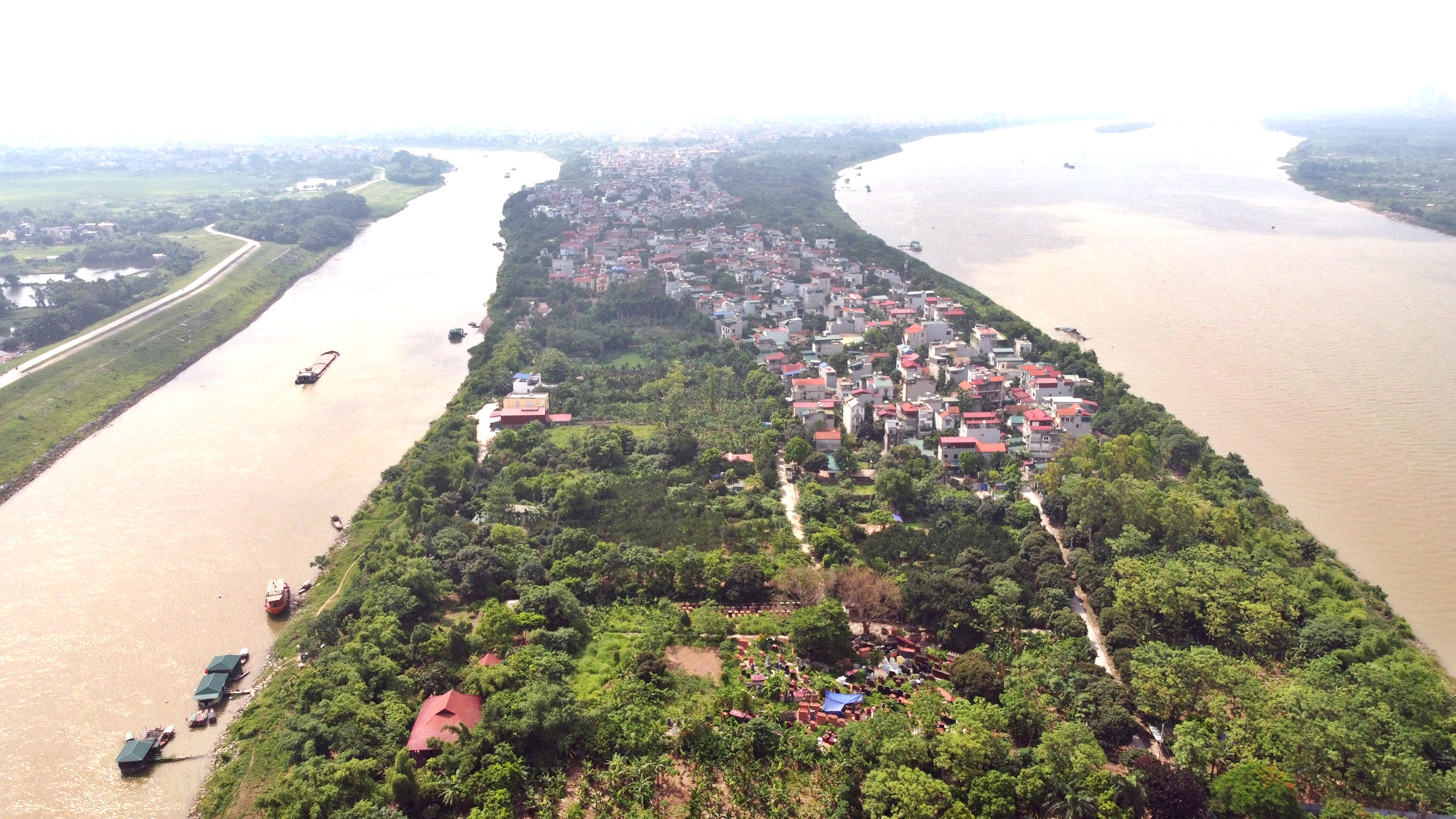 Cận cảnh những 'bán đảo' ngay giữa trung tâm Hà Nội - Ảnh 2.