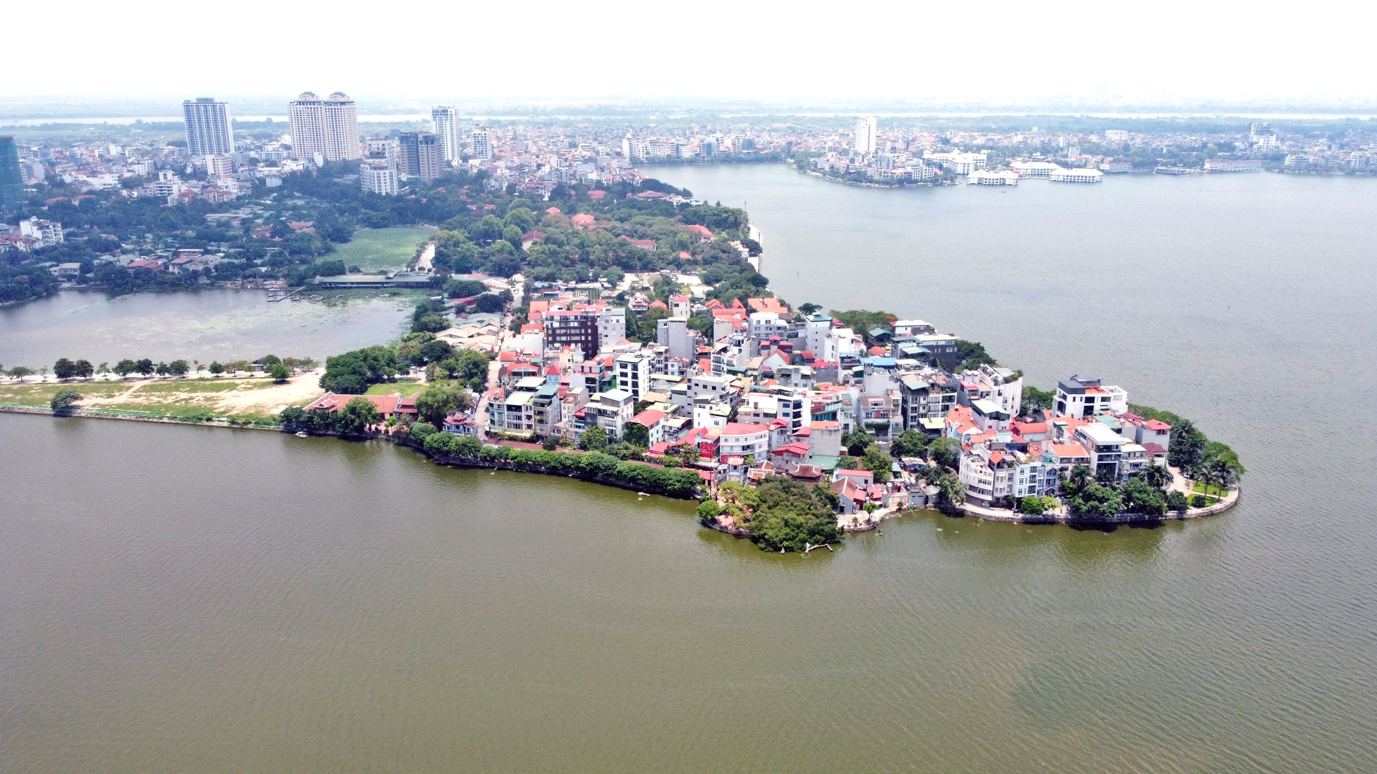 Cận cảnh những 'bán đảo' ngay giữa trung tâm Hà Nội - Ảnh 20.