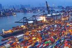 Ngành cảng biển tiếp tục gặp khó trong năm nay do tâm lý người tiêu dùng hạn chế chi tiêu