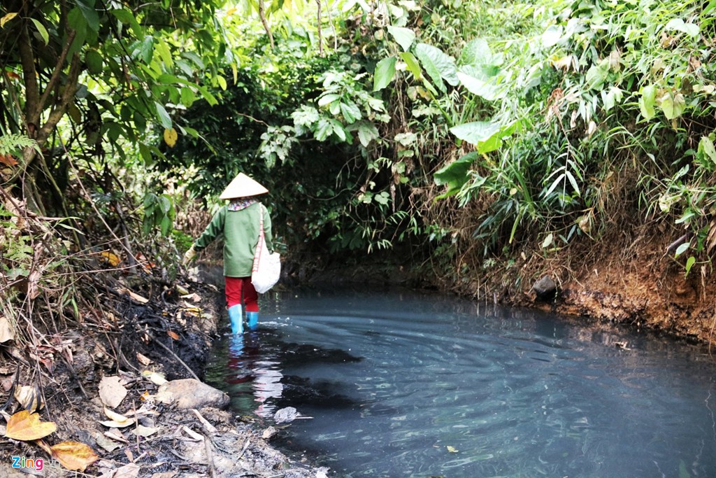 Dòng suối gần nhà máy nước sông Đà vẫn đen kịt sau 1 tuần bị đổ trộm - Ảnh 2.