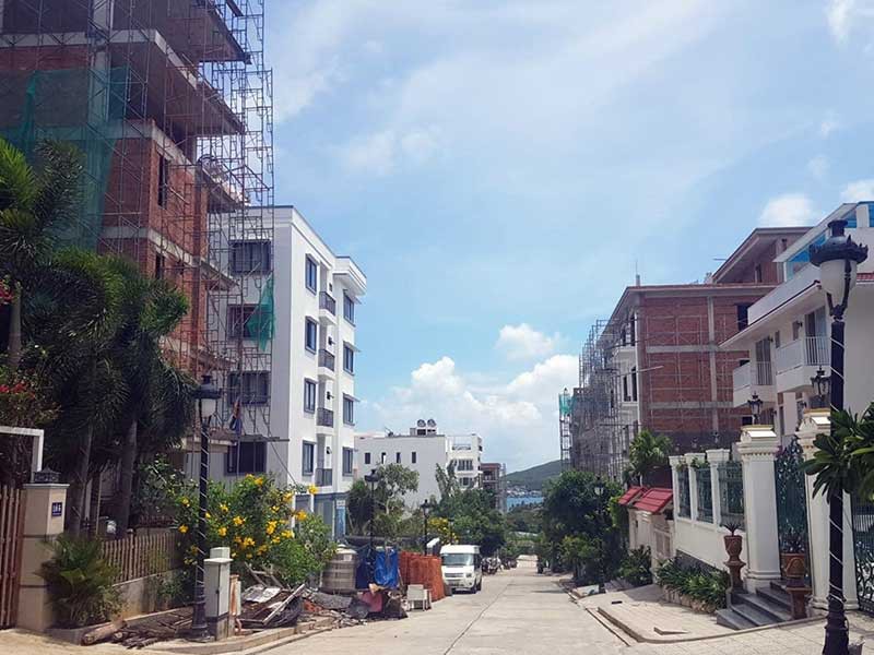 Nha Trang: Phá dỡ hàng loạt biệt thự trái phép - Ảnh 1.