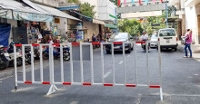 Dựng rào chắn đường vô chung cư để đối phó xe hơi đậu tràn lan