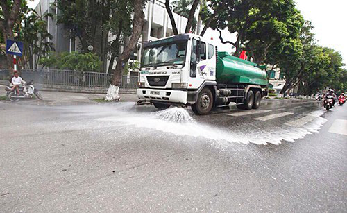 Nhiều tuyến phố Hà Nội được 'tắm' trở lại sau 3 năm tạm dừng - Ảnh 1.