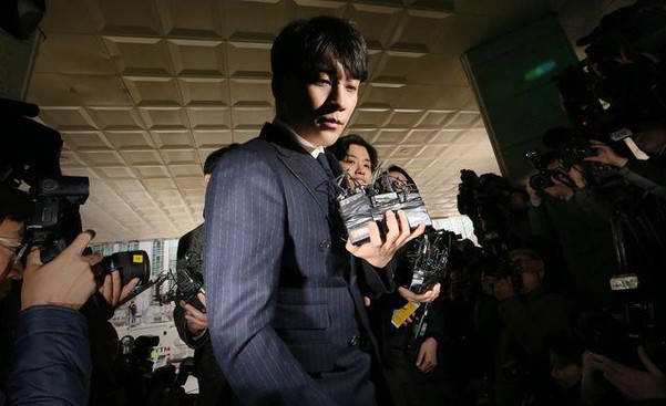Seungri cúi gập người xin lỗi người hâm mộ  - Ảnh 2.