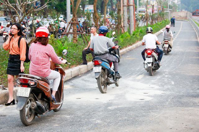 Xe máy lấn chiếm con đường đi bộ dài nhất Thủ đô - Ảnh 11.