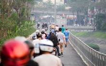 Xe máy lấn chiếm con đường đi bộ dài nhất Thủ đô