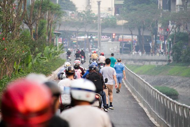 Xe máy lấn chiếm con đường đi bộ dài nhất Thủ đô - Ảnh 13.