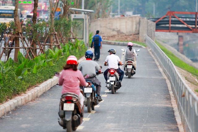 Xe máy lấn chiếm con đường đi bộ dài nhất Thủ đô - Ảnh 4.