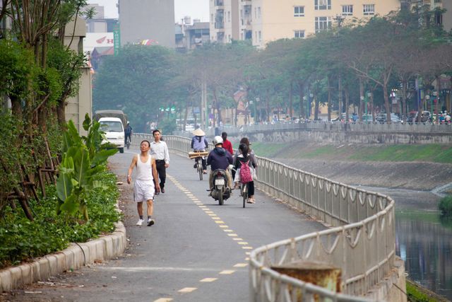 Xe máy lấn chiếm con đường đi bộ dài nhất Thủ đô - Ảnh 5.