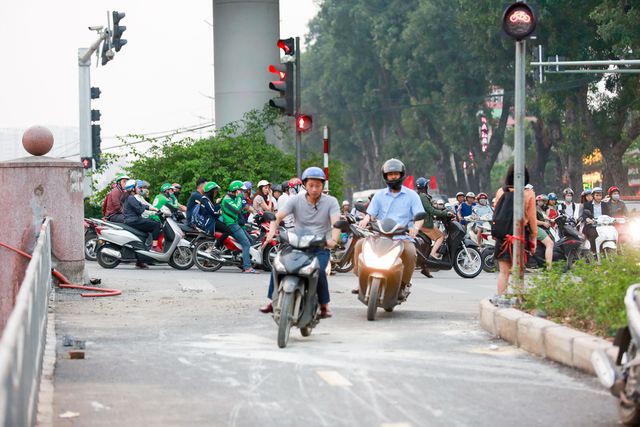 Xe máy lấn chiếm con đường đi bộ dài nhất Thủ đô - Ảnh 6.