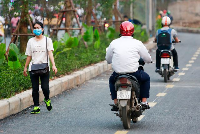 Xe máy lấn chiếm con đường đi bộ dài nhất Thủ đô - Ảnh 10.