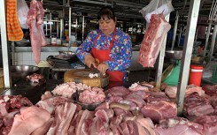 Heo sạch miền Nam ế ẩm, tiểu thương tạm nghỉ, người chăn nuôi bán không được, giữ không xong