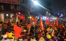 Cờ đỏ sao vàng rợp phố phường Hà Nội sau chiến thắng lịch sử của U23 Việt Nam