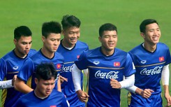 HLV Park Hang-seo phân thân như thế nào khi cùng lúc... cõng hai 'đứa con'?