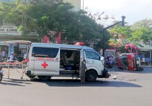 Xe cứu thương húc văng ôtô bán tải ở Bà Rịa - Vũng Tàu