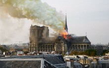 Pháp: Cháy lớn làm đổ sập tháp của Nhà thờ Đức Bà - Paris