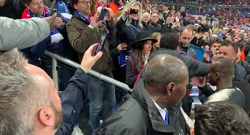 Neymar đấm CĐV sau thất bại của PSG - Ảnh 1.