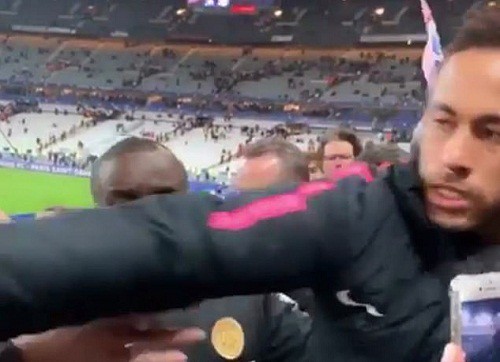Neymar đấm CĐV sau thất bại của PSG - Ảnh 2.
