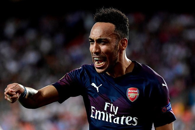 Cầu thủ Arsenal đá bóng trúng đầu nữ phóng viên - Ảnh 2.