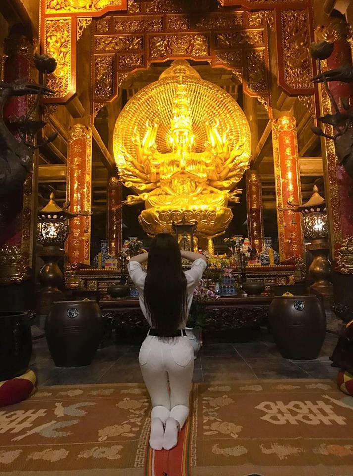Diện váy ren xuyên thấu mỏng tang đi chùa, Thư Dung bị dân mạng ném đá thậm tệ - Ảnh 6.