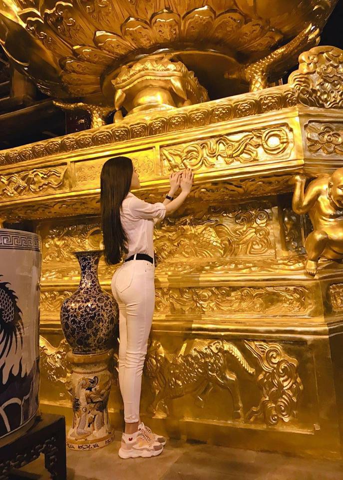 Diện váy ren xuyên thấu mỏng tang đi chùa, Thư Dung bị dân mạng ném đá thậm tệ - Ảnh 5.