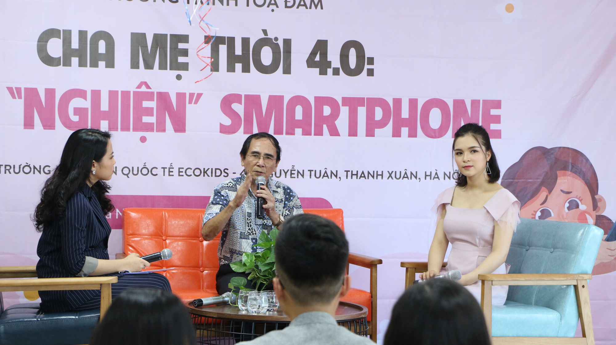 Dạy con thời 4.0: Trẻ nghiện smartphone, cha mẹ nên làm gì? - Ảnh 1.