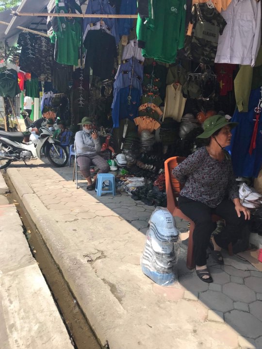 Đại diện Grab nói gì khi áo Grabbike được bày bán công khai - Ảnh 2.