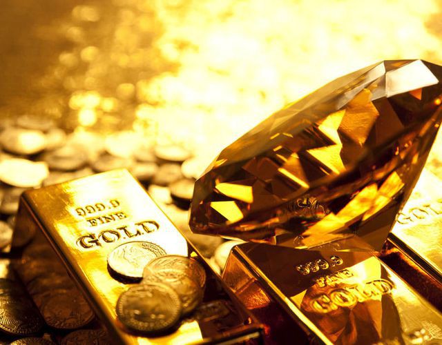 Bất ngờ tìm thấy cả kho báu đầy trang sức ẩn trong cuốn sách cũ mèm - Ảnh 1.