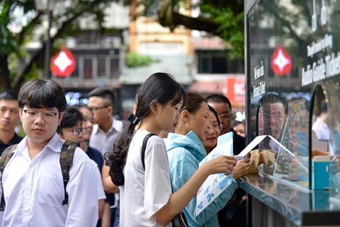 Hàng trăm sĩ tử đến Văn Miếu cầu may trước ngày thi vào lớp 10 - Ảnh 1.