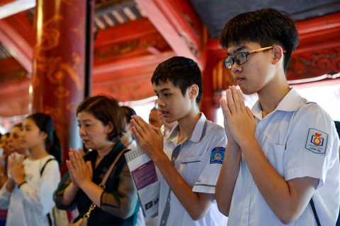 Hàng trăm sĩ tử đến Văn Miếu cầu may trước ngày thi vào lớp 10 - Ảnh 2.