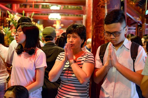 Hàng trăm sĩ tử đến Văn Miếu cầu may trước ngày thi vào lớp 10 - Ảnh 5.