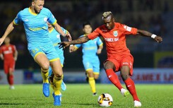 Tân binh Bruno lập công, Viettel hạ Khánh Hòa ngay trên phố biển
