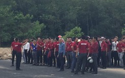 Nhiều người mặc áo 'Tập đoàn địa ốc Alibaba' đến trụ sở công an đòi thả người