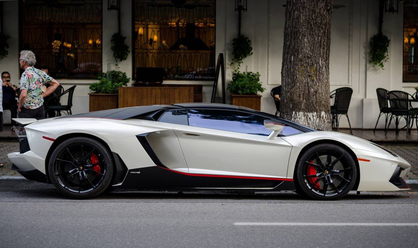 Lamborghini-2-1560848374_r_680x0