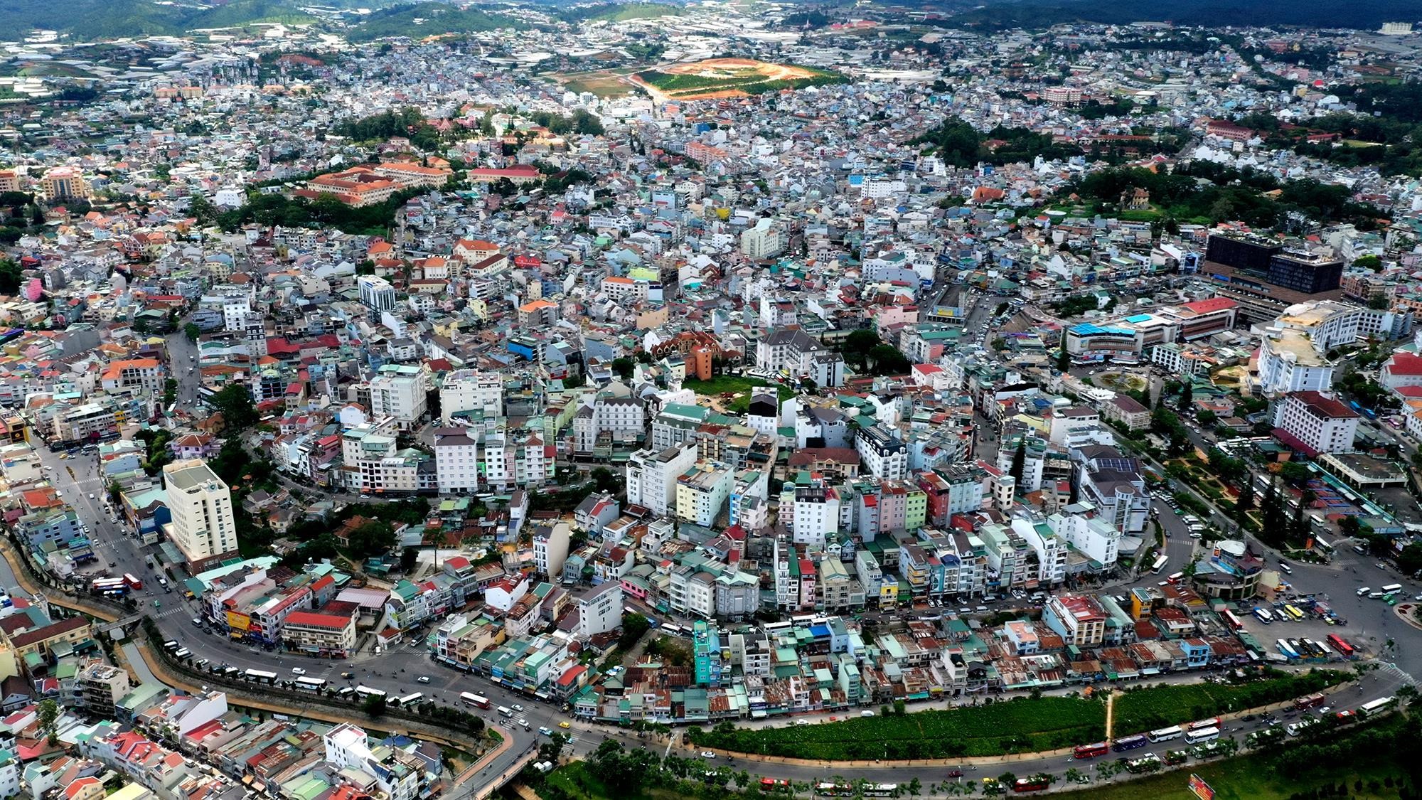 Nhà ống bê tông bóp nghẹt Đà Lạt - Ảnh 1.