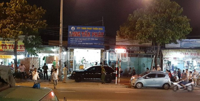 Đang khám xét nhà, công ty chủ doanh nghiệp kêu giang hồ vây xe công an - Ảnh 2.