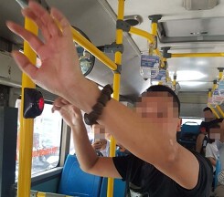 Tạm giữ kẻ nghi 'biến thái', có hành vi xấu trên xe buýt