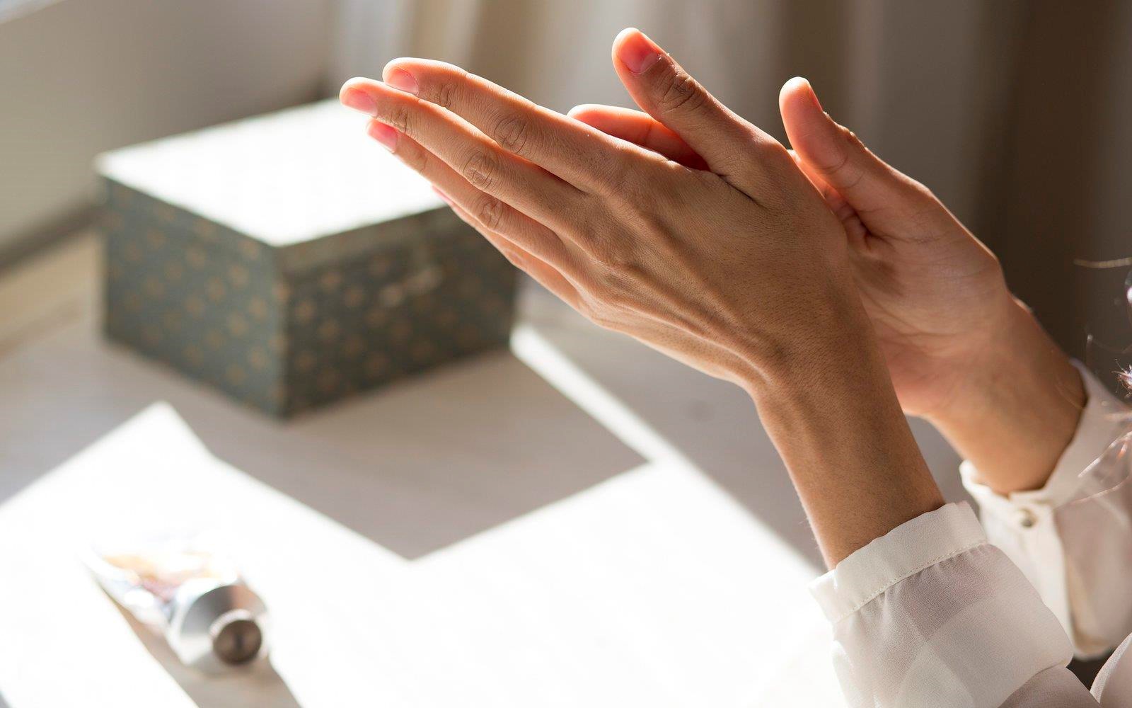 Mẹo xếp hành lí nhanh gọn như tiếp viên hàng không - Ảnh 2.