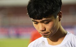 Vô tình sút bóng trúng mặt CĐV nhí, Công Phượng viết thư tay và gửi quà xin lỗi