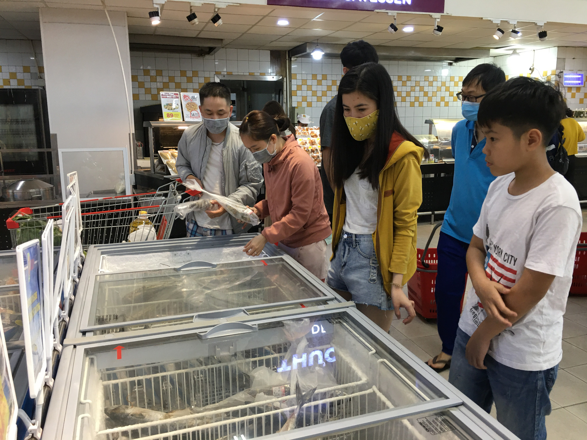 Giải cứu tôm hùm ở Đà Nẵng: Sức mua nhẹ, người dân muốn mua loại còn sống nhưng chỉ có hàng đông lạnh - Ảnh 7.