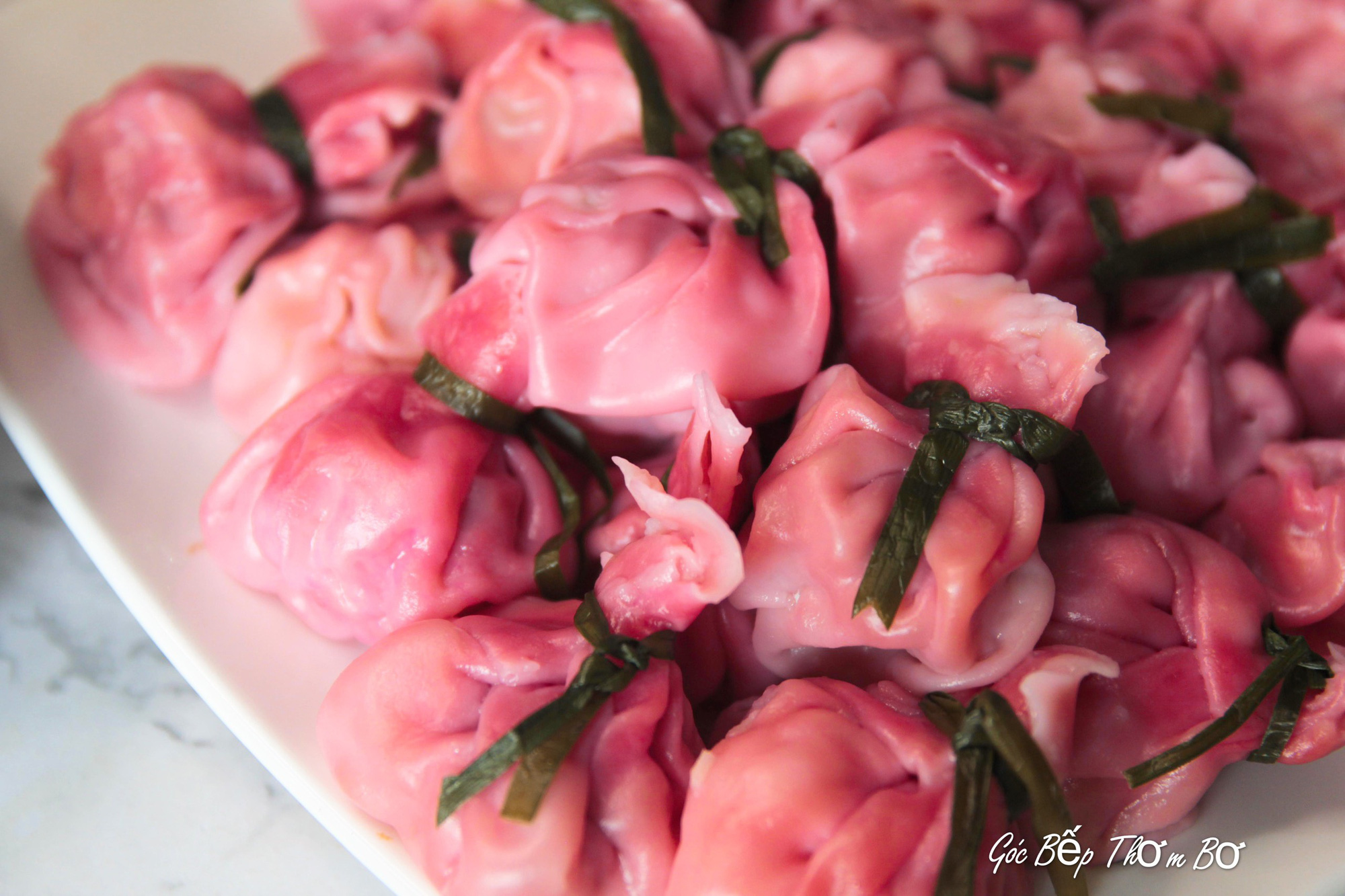 Làm hoành thánh bằng thanh long ruột đỏ bán không kịp nghỉ tay - Ảnh 2.