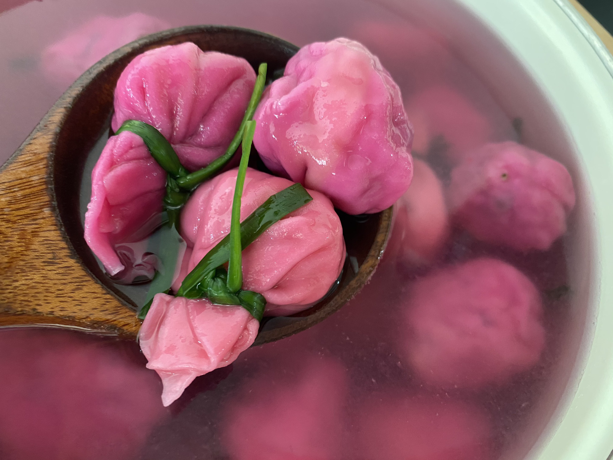 Làm hoành thánh bằng thanh long ruột đỏ bán không kịp nghỉ tay - Ảnh 2.
