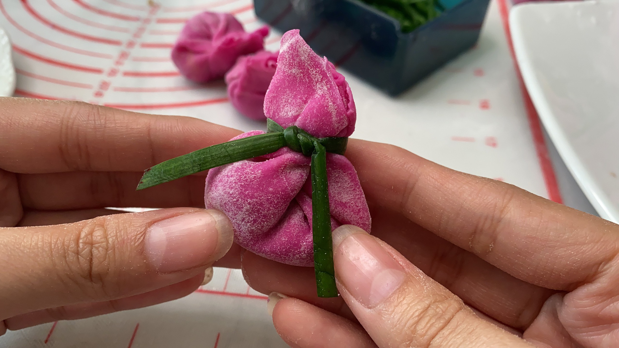 Làm hoành thánh bằng thanh long ruột đỏ bán không kịp nghỉ tay - Ảnh 1.